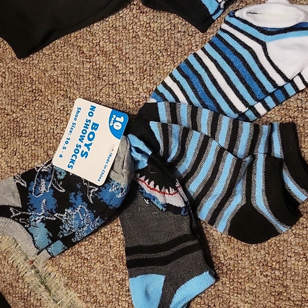 Brand new 10 pack socks. Some came loose from the pack but all are new!